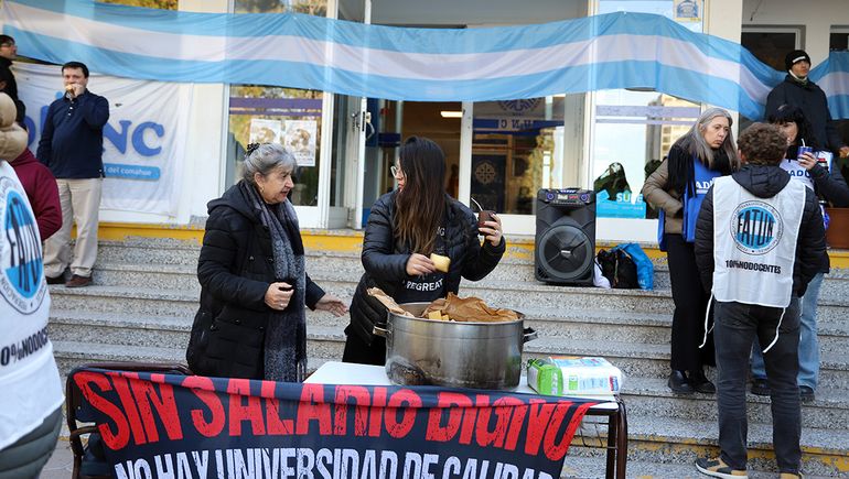 Docentes de universidades realizan un paro este viernes.