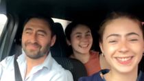 El intendente de Allen Marcelo Román, junto a sus hijas en el auto, anunció de manera original la llegada de Q Lokura.