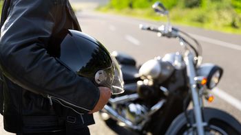 Hay nuevas regulaciones en Argentina para los cascos de moto. Descubrilas.  Foto: Freepik.