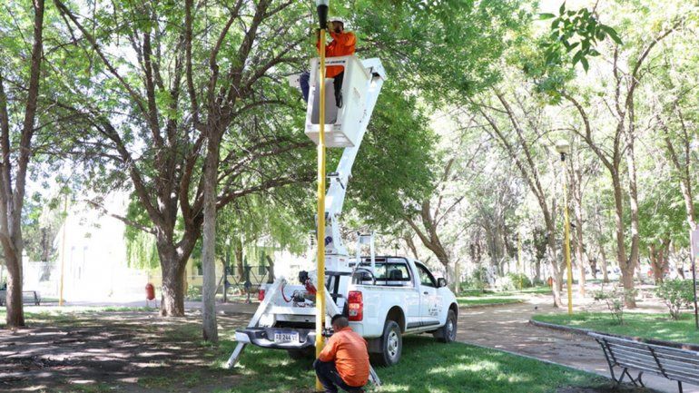Ya cambiaron el 90% de los focos del Parque Rosauer por luces led