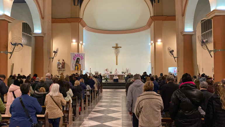 Los vecinos de Cipolletti recordaron al Papa Francisco en una Santa Misa en la Parroquia Sagrada Familia.