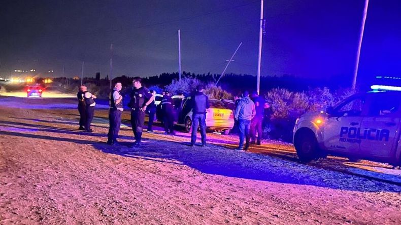 Móviles de distintas unidades policiales de General Roca participaron en la persecución del VW Bora, desde donde dispararon contra un patrullero. Una pareja fue detenida.&nbsp; 