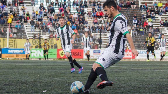 Morales durante la primera final de la Liga ante Catriel. El marcador lateral izquierdo también estuvo ante Unión.