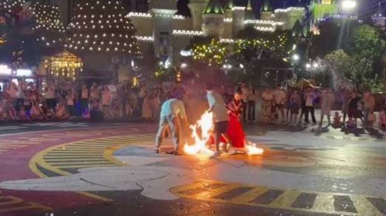 La falda de la bailarina quedó envuelta en llamas y asistentes intentaron ayudarla.