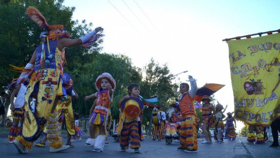 Los niños y los grandes que participan de las murgas lucieron el colorido de sus atuendos y mostraron el talento que tienen para el buen ritmo y la alegría. También hubo clases de baile.