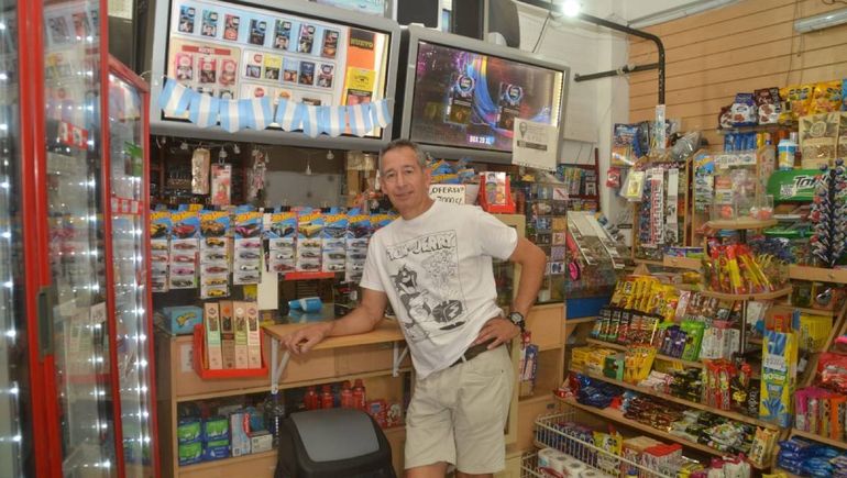 Naza, el popular kiosquero del centro repasó su historia.