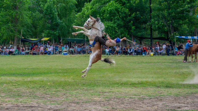 Rivera, Oses y Montecino, los tres campeones rionegrinos de jineteada