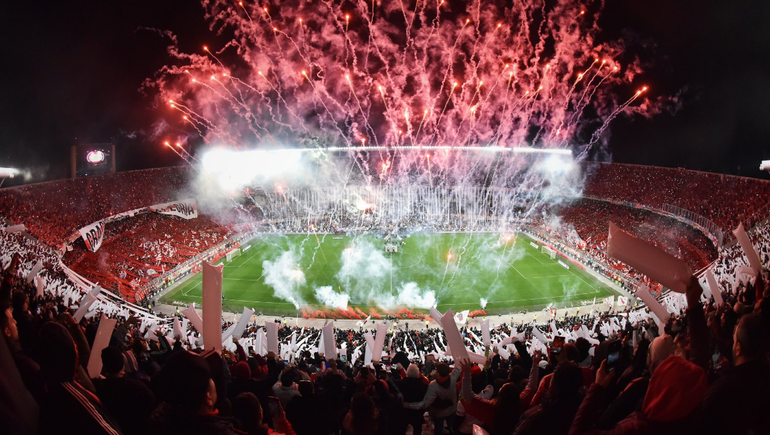 Triunfo y festejo: River le ganó a Racing y recibió el trofeo de campeón