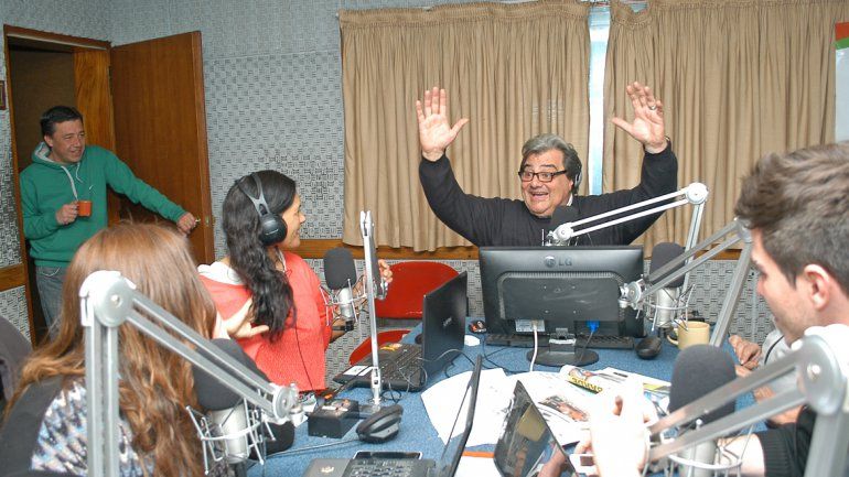 El equipo de LU19 festejó el cumpleaños de la radio como saben: trabajando.