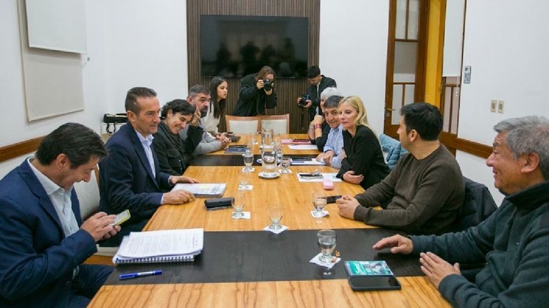 El secretario general de ATE, Carlos Quintriqueo, junto con el ministro Jorge Tobares.