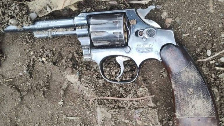 La Policía recuperó el arma con la que apuntaron a los agentes. Foto: Gentileza.