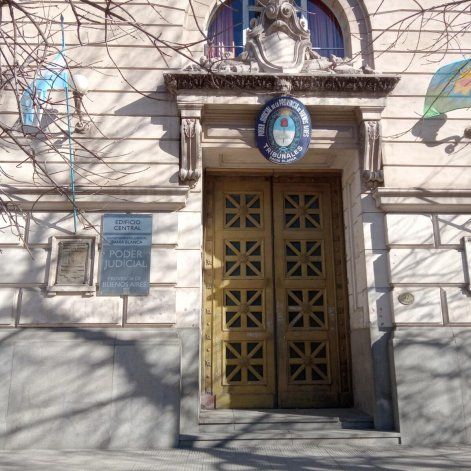 Realizarán juicio contra 5 policías acusados de extorsión - Acceso a tribunales de Bahía Blanca&nbsp;