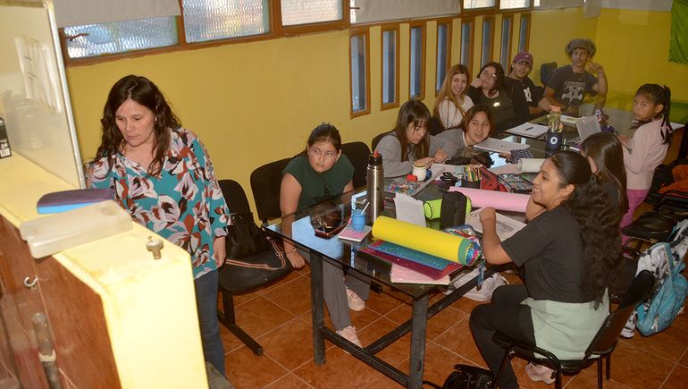 El taller de Aurora Feulien ha sido reconocido por la Legislatura provincial, dispone del respaldo del Municipio y cuenta con la colaboración de instituciones como el Centro de Escritores César Cipolletti.