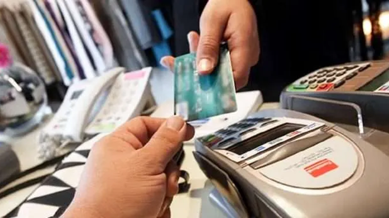 Las tarjetas de crédito superaron al débito en volumen de operaciones y se consolidan como el principal medio de financiamiento del consumo.