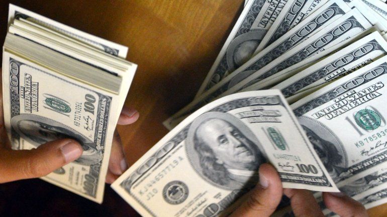 Diez minutos de furia: el dólar se disparó y superó los $23