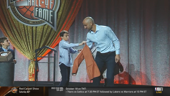 el emotivo momento en el que manu ginobili recibio la chaqueta del salon de la fama