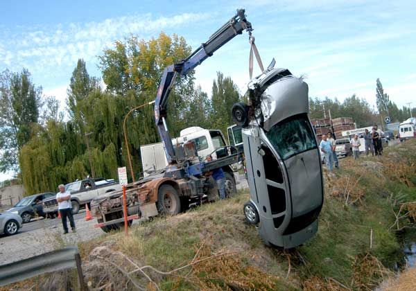 Terminó en el desagüe tras choque en la Ruta 151