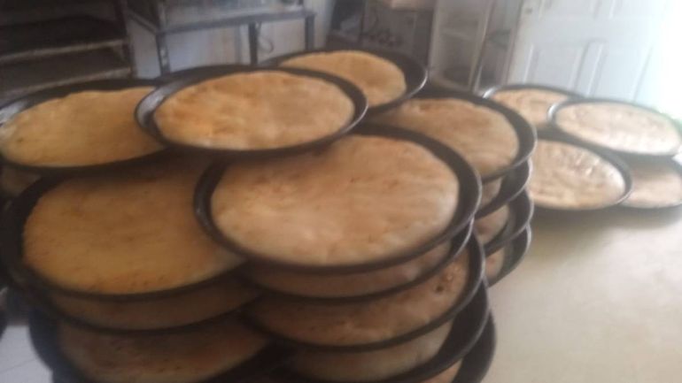 Prepizzas para todos. N&eacute;stor hace una gran producci&oacute;n diaria en su horno profesional.