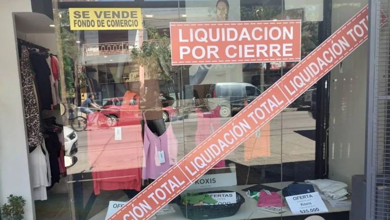 El ajuste y la recesión económica han provocado un desplome en la actividad comercial minorista.
