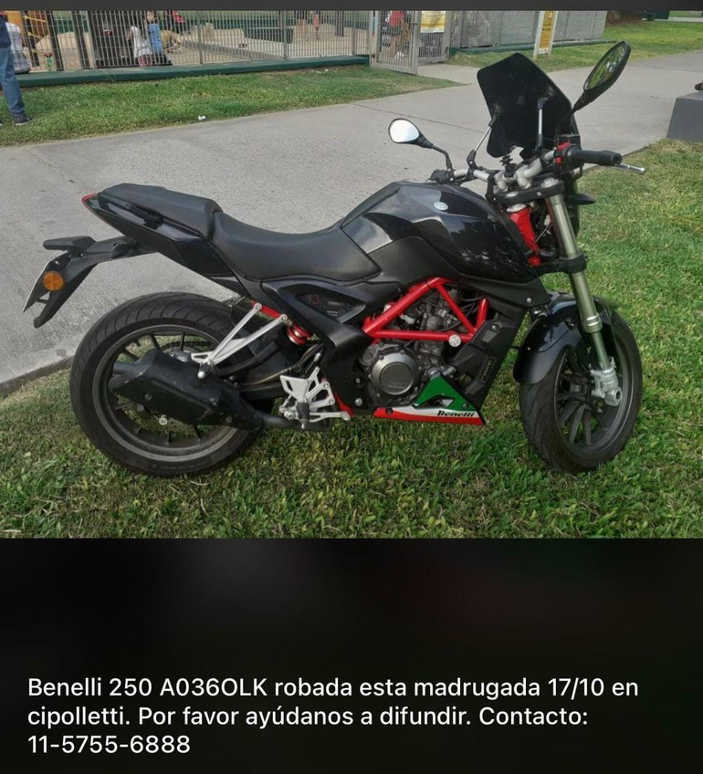 La moto robada en el garage de la casa de un vecino. Foto Google.