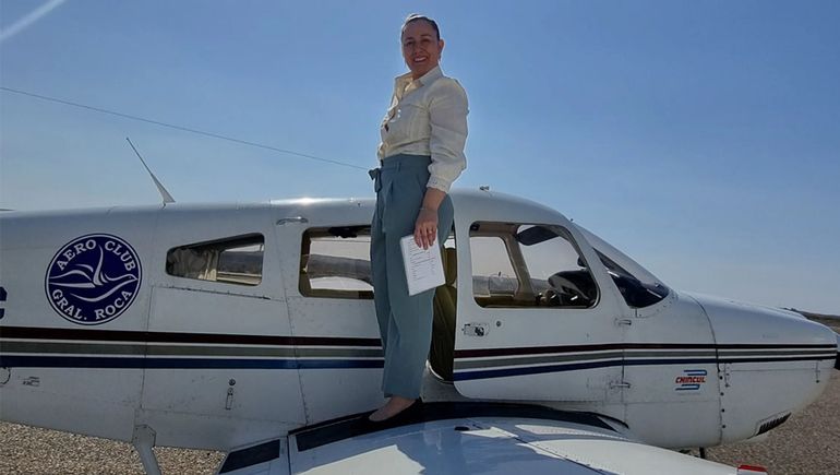 Es contadora, mamá y piloto de avión e inspira a las mujeres de la región a volar bien alto