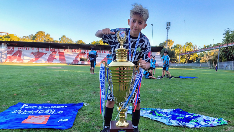 Valentín, con el trofeo de campeón que conquistó en Chile junto a sus compañeros.