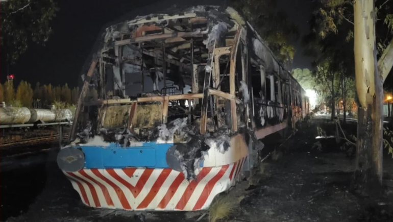 Una formación del Tren del Valle se incendió en el predio de Ferrosur Roca en Valentina Norte / Foto