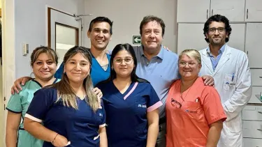 Antes de dejar la internaciói, Alberto Weretilneck se sacó una foto junto al personal de salud de la Fundación Médica de Río Negro y Nuequén, de Leben Salud.
