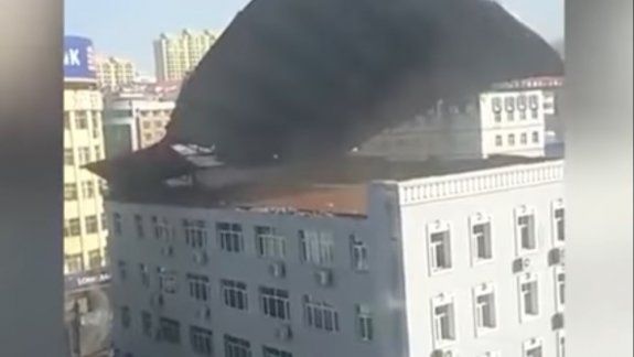 Fuertes vientos arrancaron el techo de un edificio en China