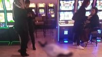 una mujer murio en un bingo y los jugadores continuaron apostando junto a su cadaver