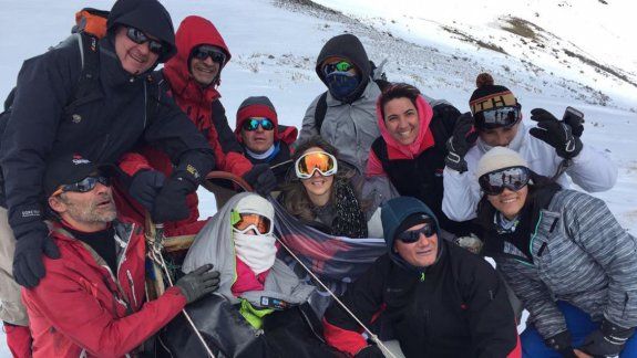 Sufrió un terrible accidente y sube montañas con ayuda de sus amigos