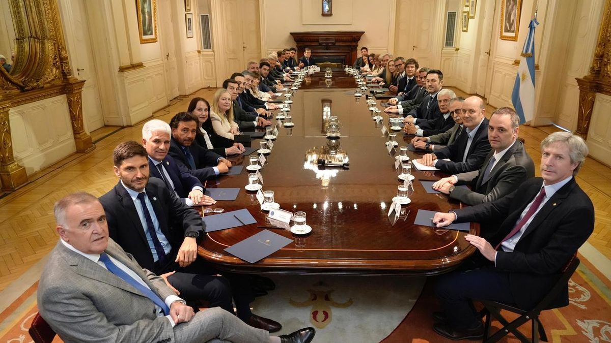 Javier Milei con los gobernadores. Ya no están Guillermo Francos ni Liisandro Catalán