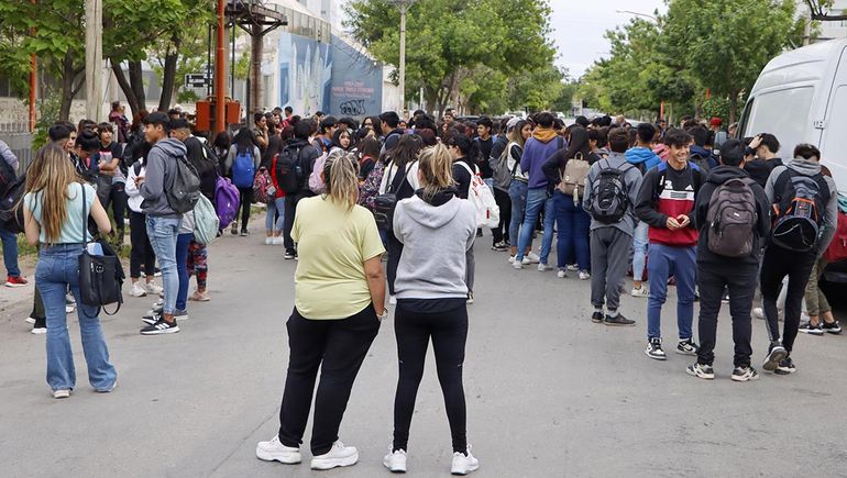 Evacuaron dos escuelas de Cipolletti por una amenaza de bomba