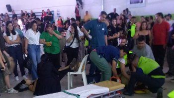 plottier: hay al menos cuatro heridos tras colapsar una grada en una muestra de la escuela de patin