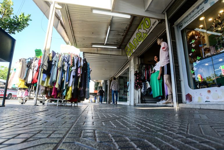 Los argentinos deciden entre pagar deudas o invertir el medio aguinaldo / Foto Archivo