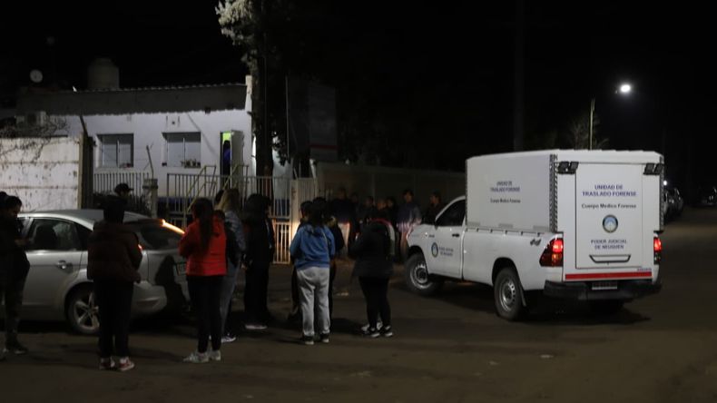 Momento en que el vehículo del Cuerpo Médico Forense ingresaba al predio del EPAS. | LMCipolletti.com Momento en que el vehículo del Cuerpo Médico Forense ingresaba al predio del EPAS.