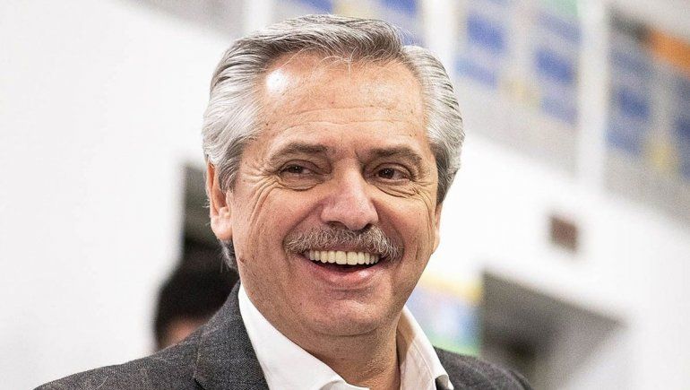 Alberto Fernández desayunó con amigos y paseó a su perro antes de votar