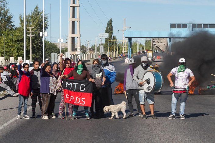 Desocupados cortaron la Ruta 22 y reclamaron puestos de trabajo