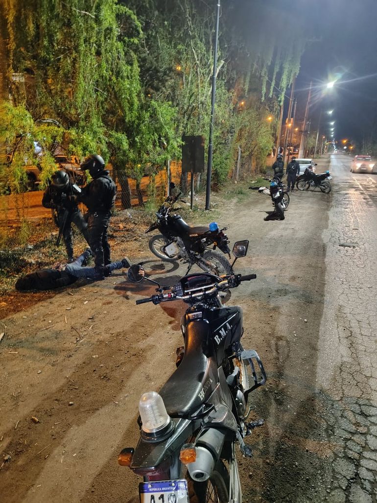 El momento de la detención en la intersección de las calles Don Bosco e Illia. 