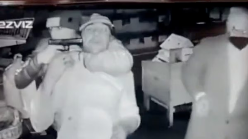 Video: lo tomaron de rehén para robar una verdulería y lo balearon en la nuca