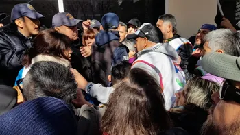 Crece la tensión en las afueras de la Legislatura entre manifestantes de la Unter y la Policía. 