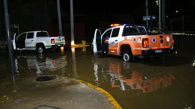 Las lluvias volvieron a protagonizar complicaciones en esquinas y barrios de Cipolletti.
