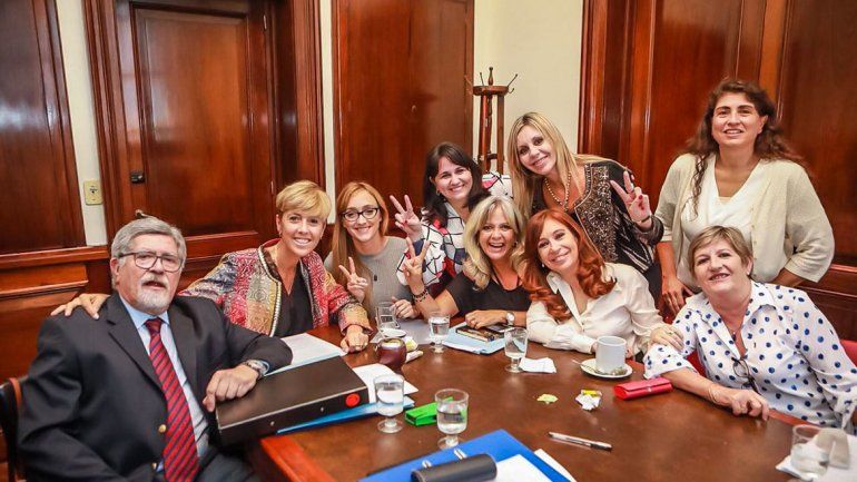 La marea verde se abre paso en el Senado por el aborto legal
