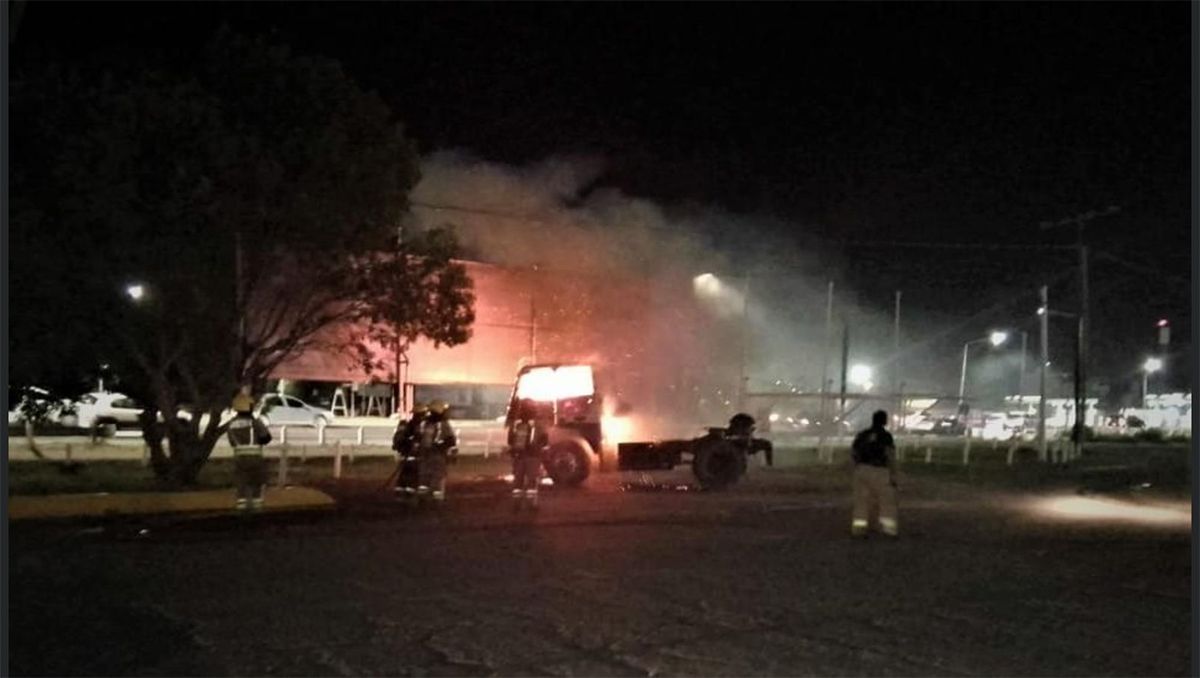 Espectacular incendio de un camión en la rotonda de las Rutas 22 y 151