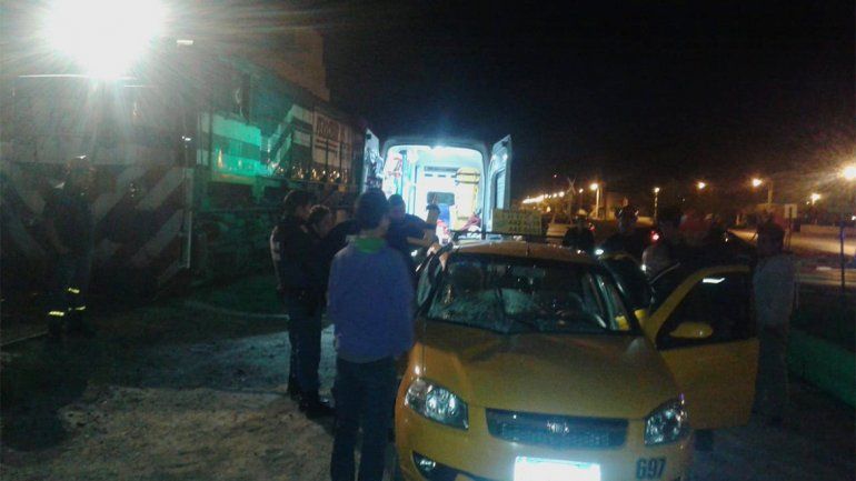 Choque entre un tren y un taxi: dos personas resultaron heridas