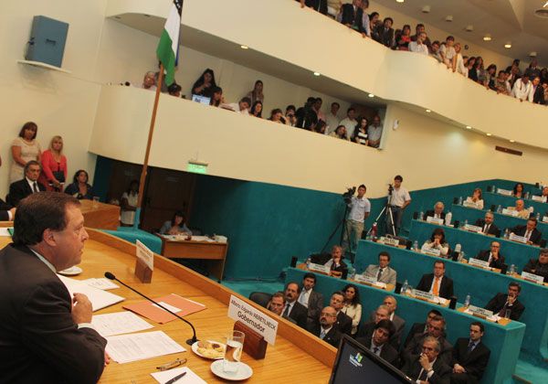 Weretilneck expone su plan de gobierno