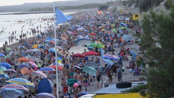 Turistas no encontraron lugar en Las Grutas y durmieron a 100 km