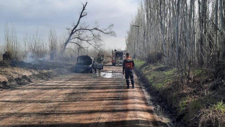 Susto: se les prendi&oacute; fuego el auto en plena marcha