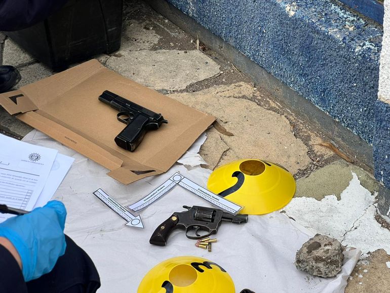 El hombre tenía en su poder dos armas con municiones completas. 