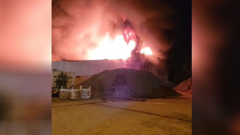 Impresionante incendio en una fábrica de sillones: los Bomberos aún siguen trabajando